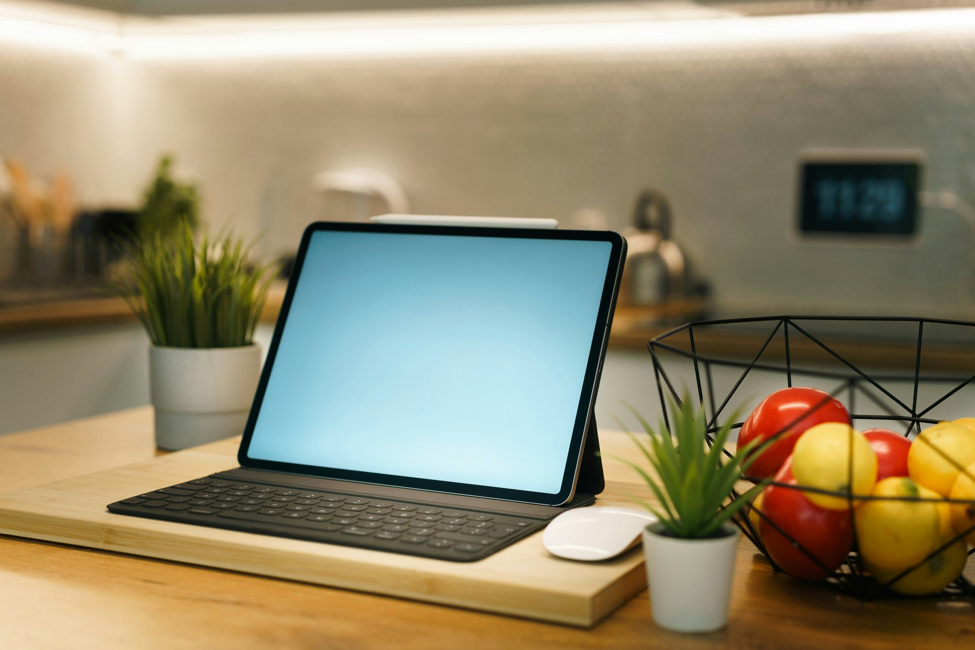 Ruhiger Arbeitsplatz mit Laptop und geordneten Unterlagen