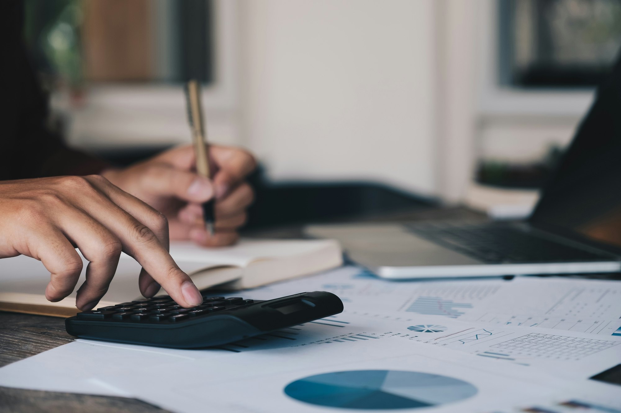 Arbeitsplatz mit Unterlagen, Diagrammen und Rechner